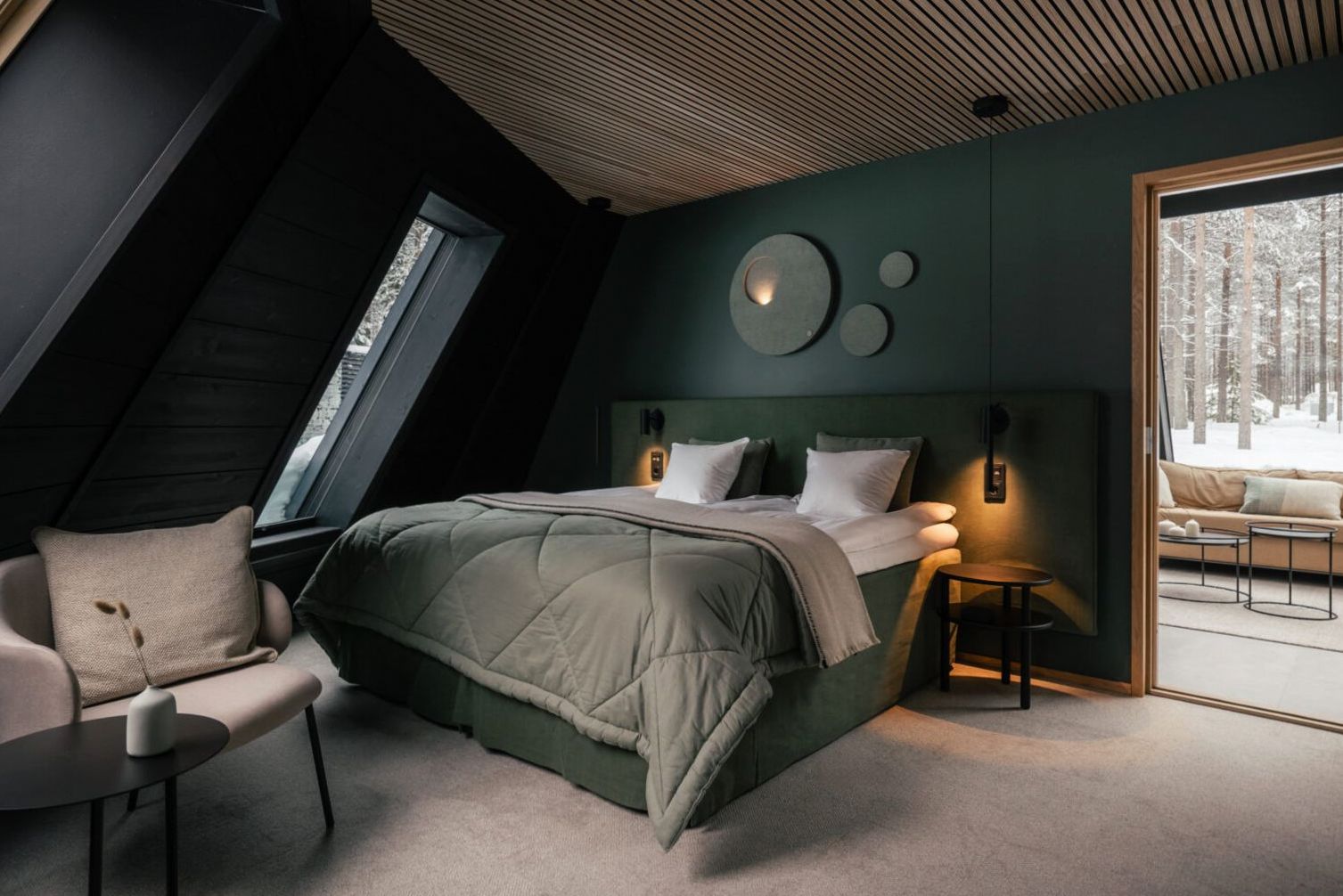 Deluxe room with king bed, lounge nook and city view